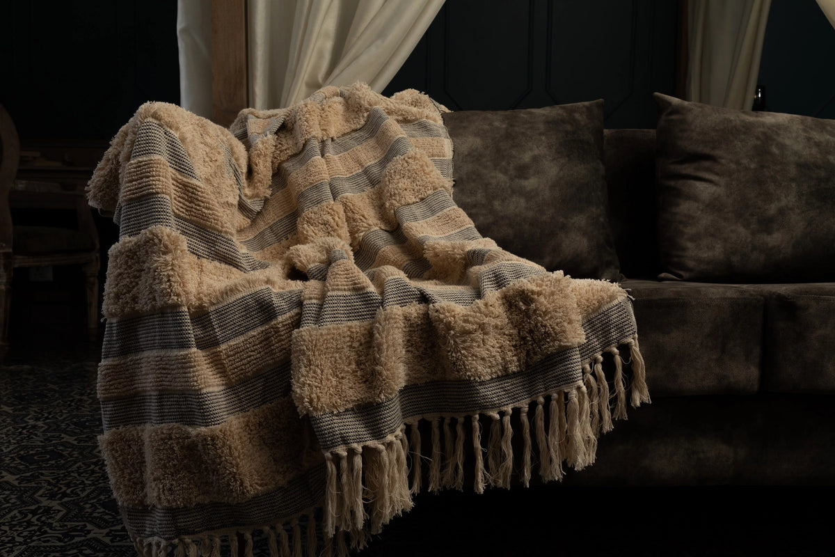 Hand Woven Off White Throw Blanket 50x70 Inches U425314