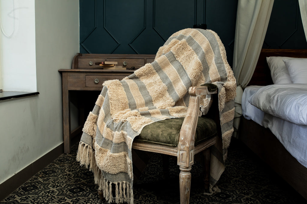 Hand Woven Off White Throw Blanket 50x70 Inches U425314