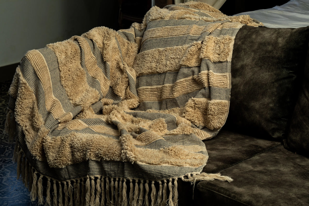 Hand Woven Off White Throw Blanket 50x70 Inches U425314
