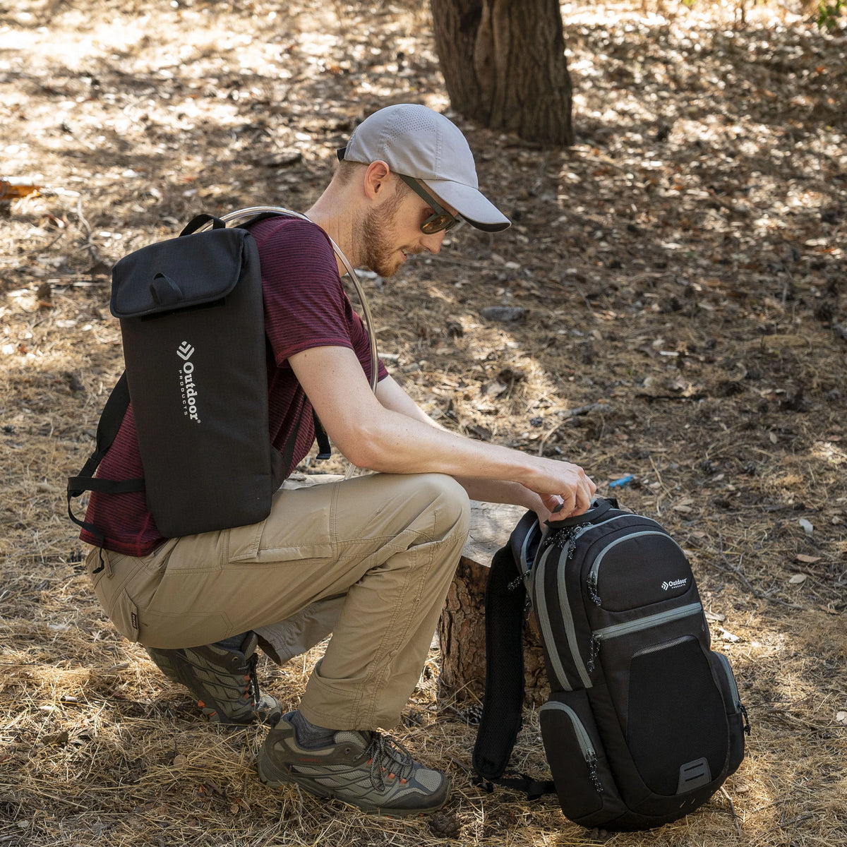 Black 16.5 L Hydration Backpack with 2 L Reservoir I9181