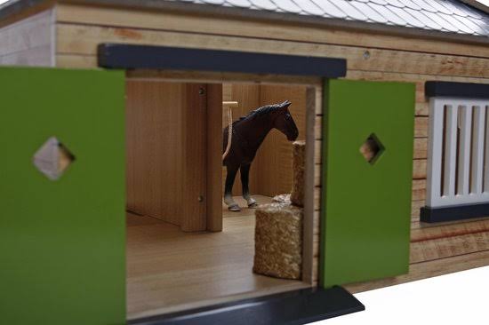 1-24 Scale Horse Stable with 4 Box Storage & Wash Box W2585